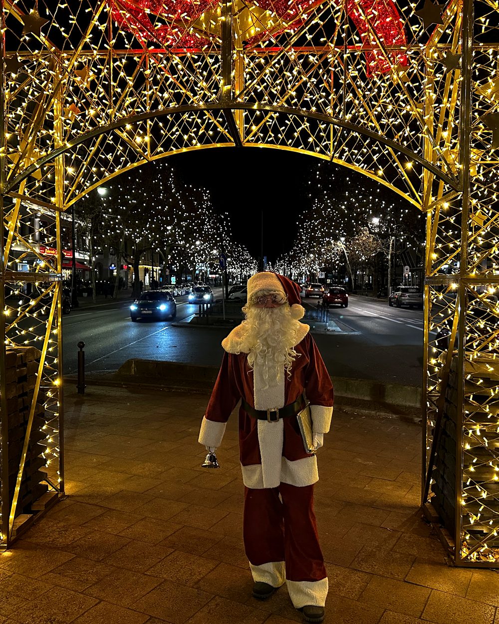 Weihnachtsmann in Berlin – Durch das Lichtertor